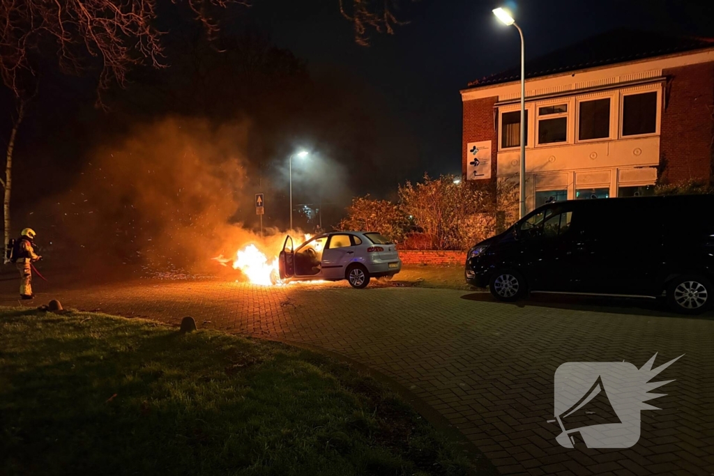 Auto rijdt over vuurtje heen en vat vlam