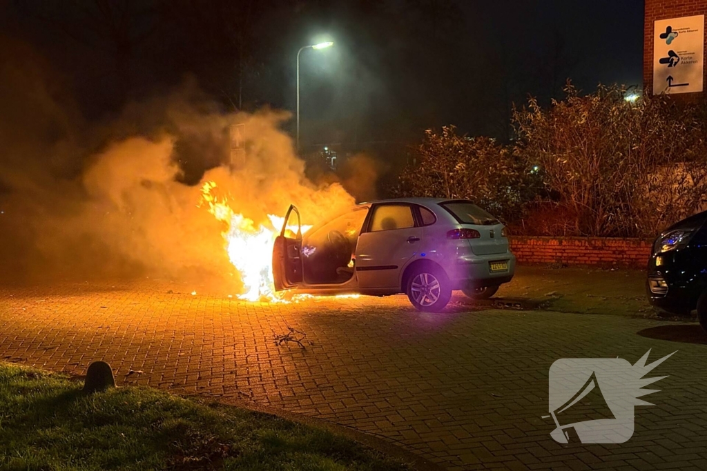 Auto rijdt over vuurtje heen en vat vlam