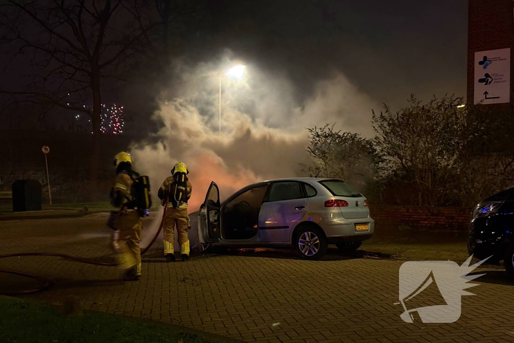 Auto rijdt over vuurtje heen en vat vlam