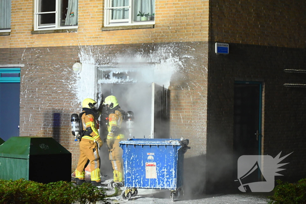 Brandweer blust brand in berging