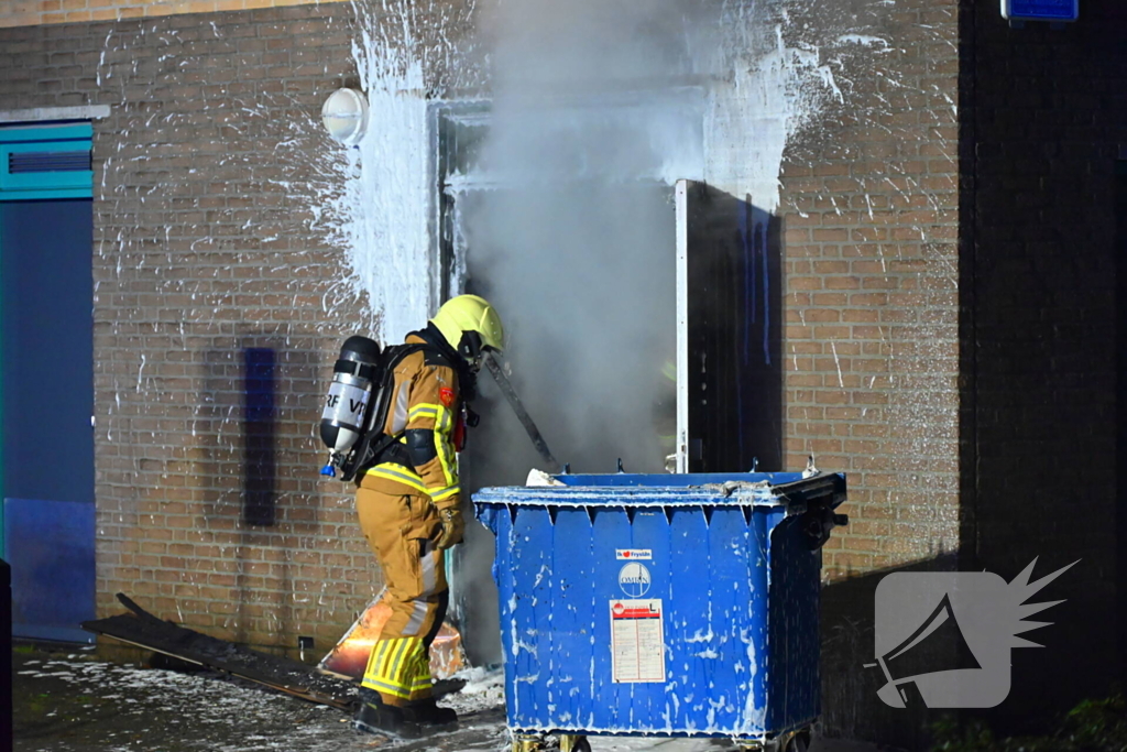 Brandweer blust brand in berging