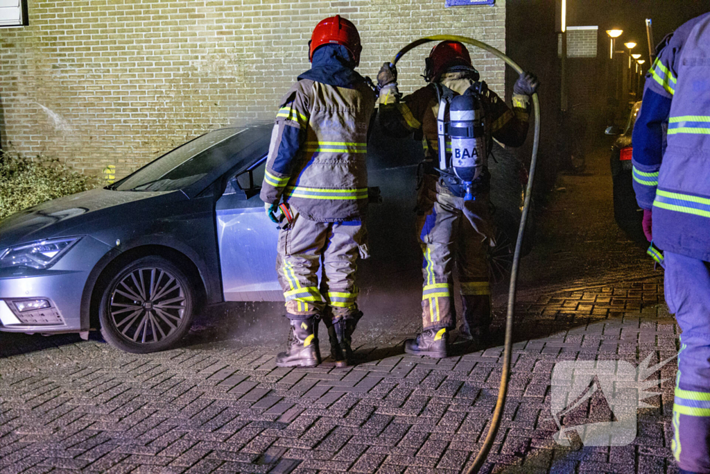 Geparkeerde personenauto uitgebrand