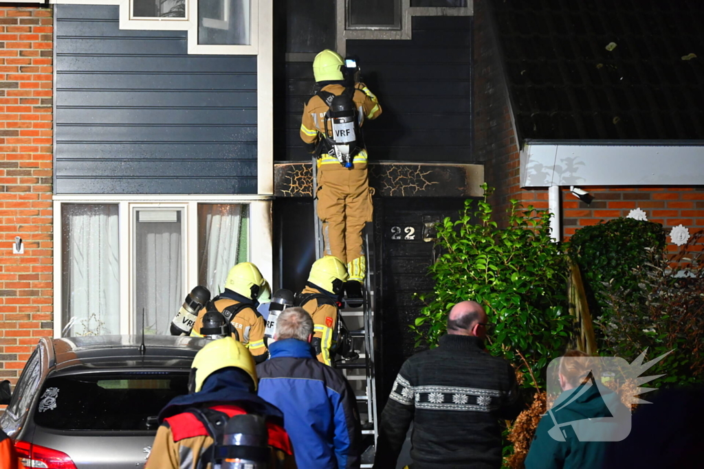 Brandweerlieden zoeken naar brand bij woning