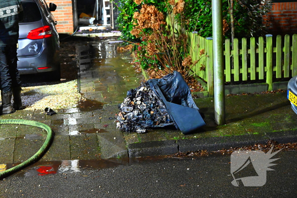 Brandweerlieden zoeken naar brand bij woning