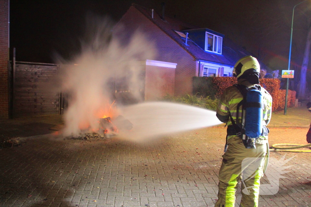 Vreugdevuur dreigt over te slaan naar schutting