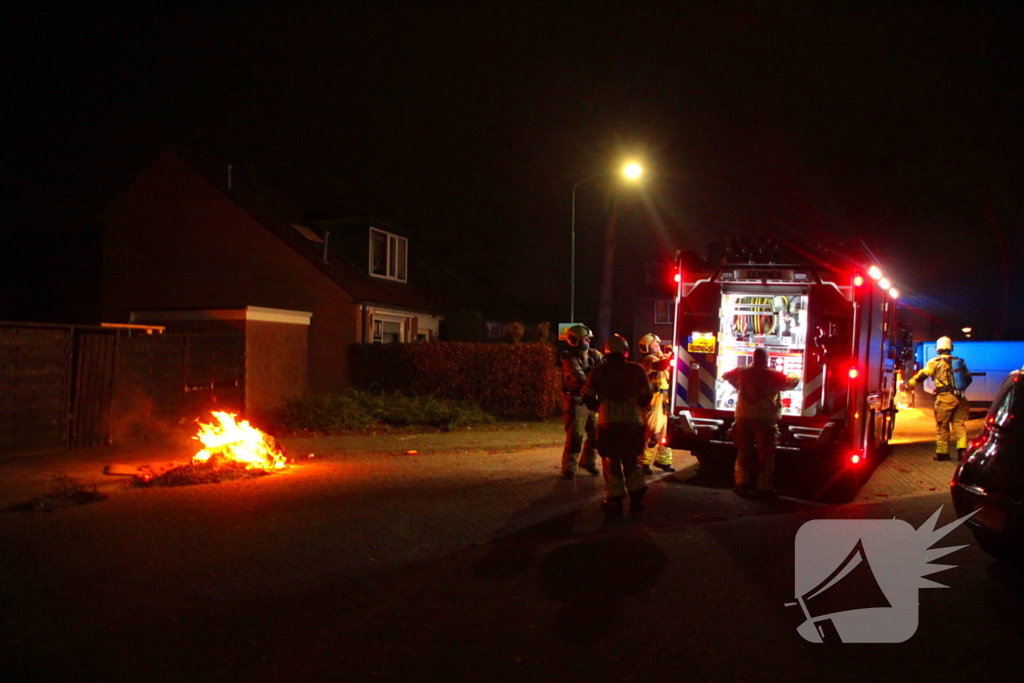 Vreugdevuur dreigt over te slaan naar schutting