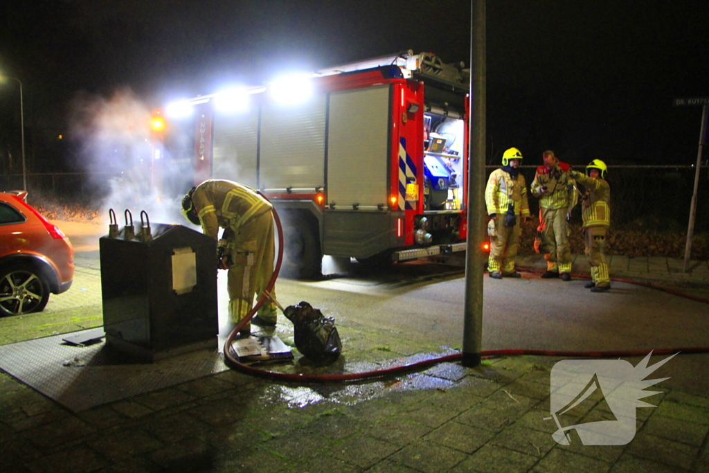 Vuurwerk veroorzaakt brand in ondergrondse vuilcontainer