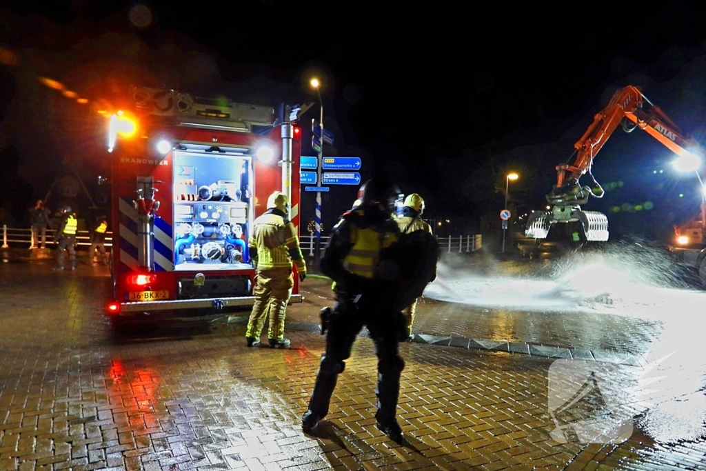 Brand op kruising onder politie begeleiding geblust