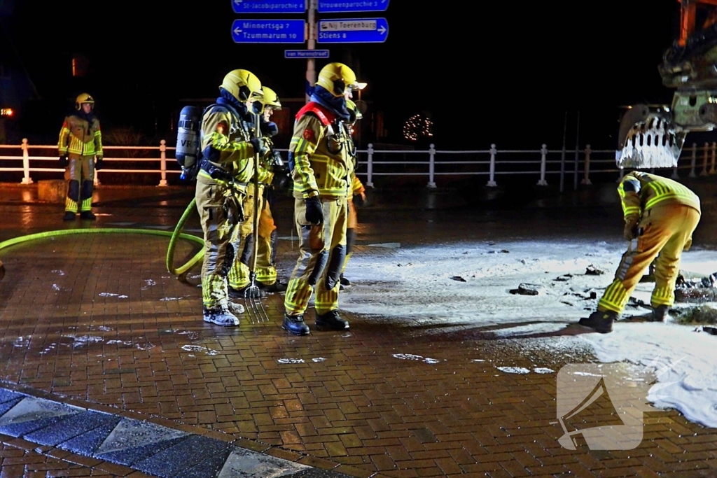 Brand op kruising onder politie begeleiding geblust