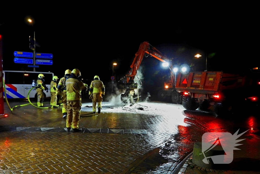 Brand op kruising onder politie begeleiding geblust