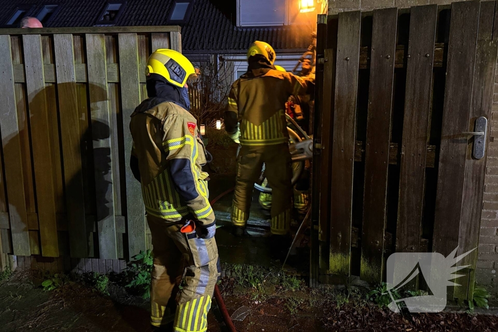 Brandweer dooft brand in schuur