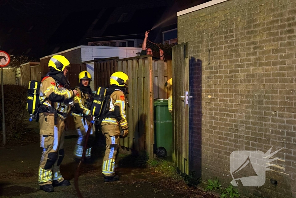 Brandweer dooft brand in schuur