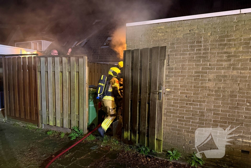 Brandweer dooft brand in schuur