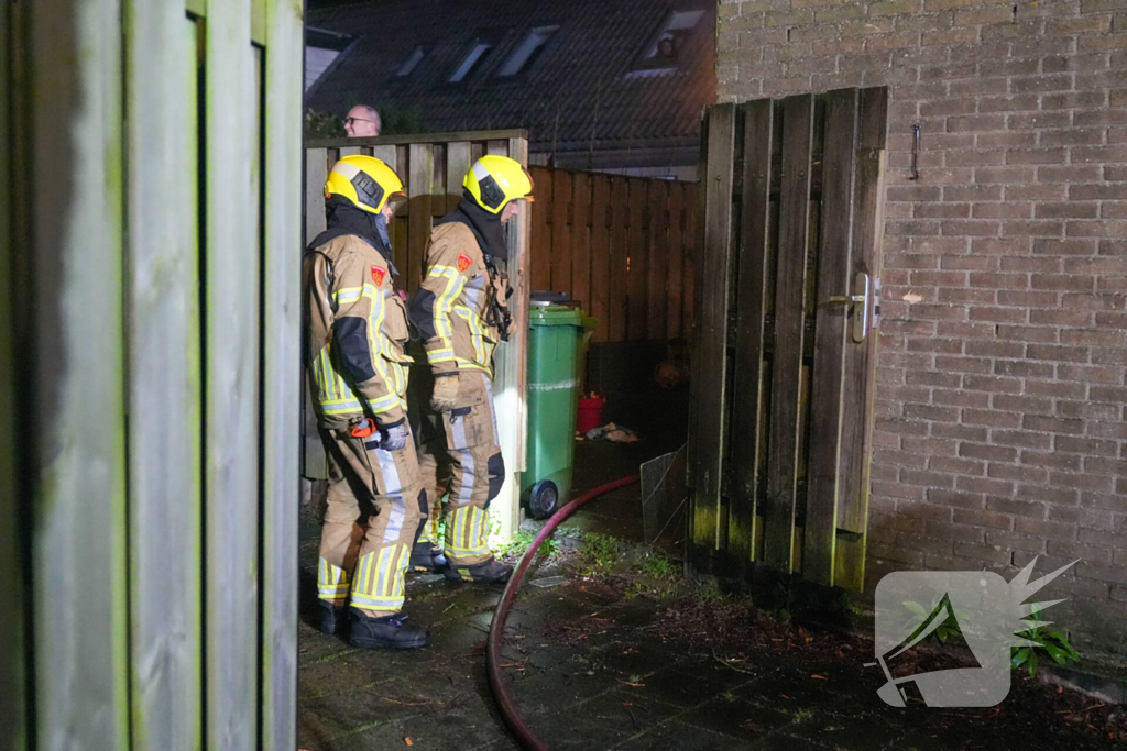 Brandweer dooft brand in schuur