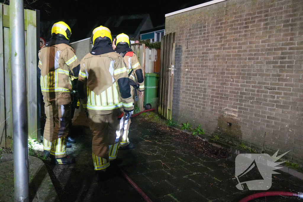 Brandweer dooft brand in schuur