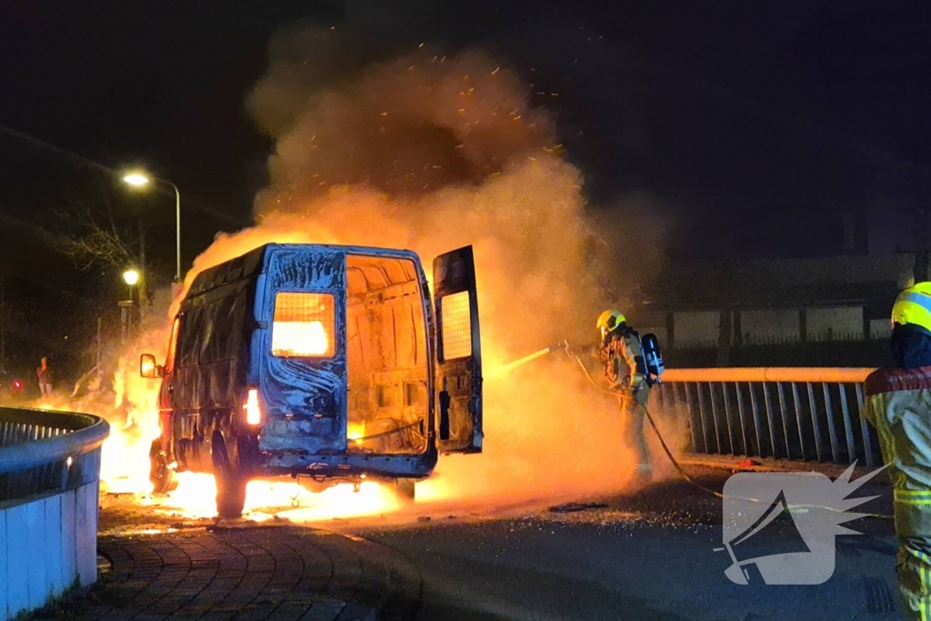 Bestelbus gaat in vlammen op