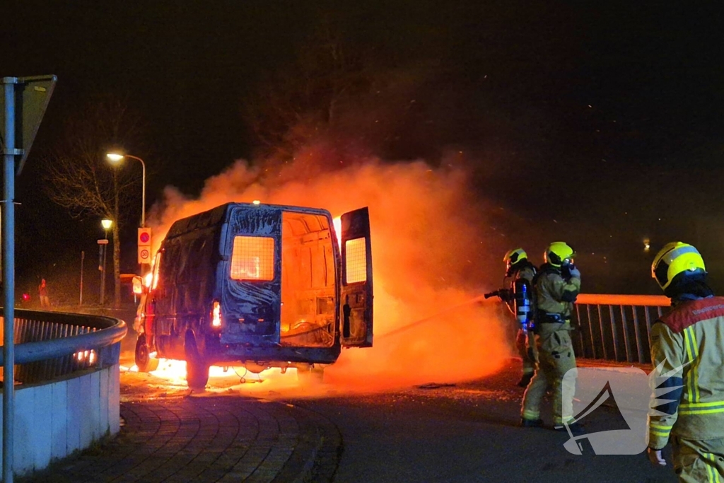 Bestelbus gaat in vlammen op