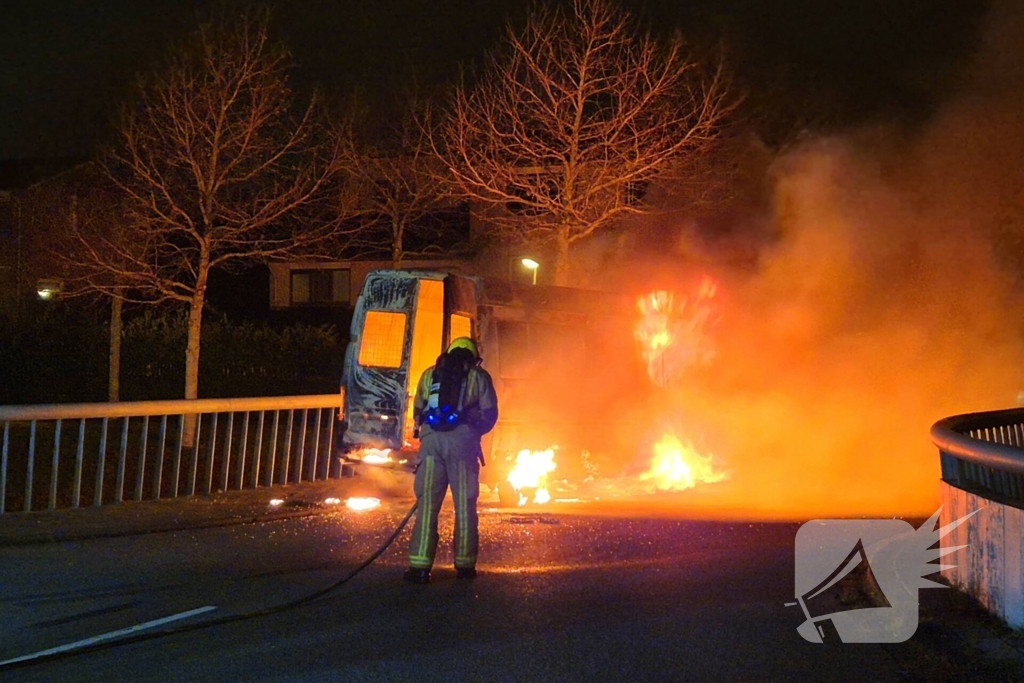 Bestelbus gaat in vlammen op