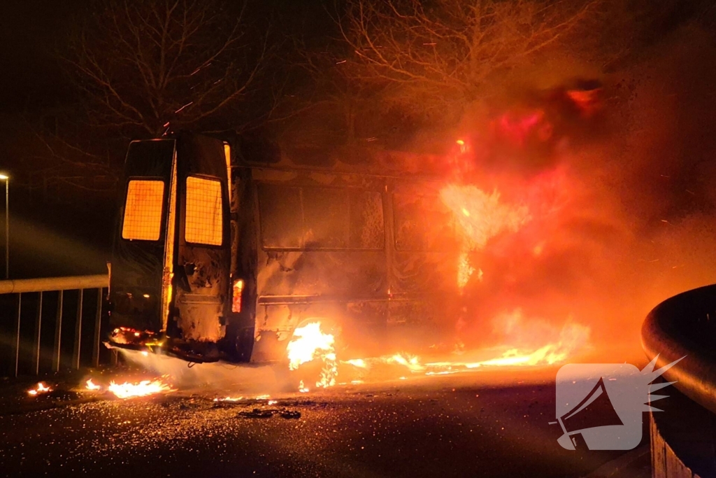 Bestelbus gaat in vlammen op