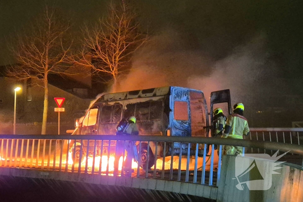 Bestelbus gaat in vlammen op