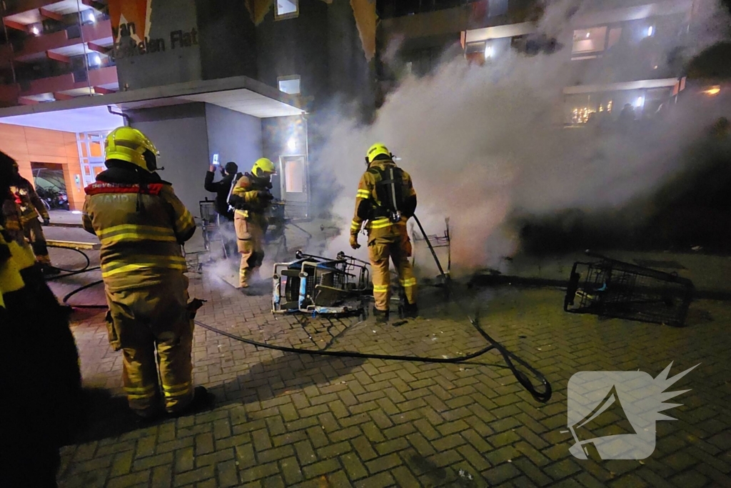 Meerdere winkelwagens in brand gestoken