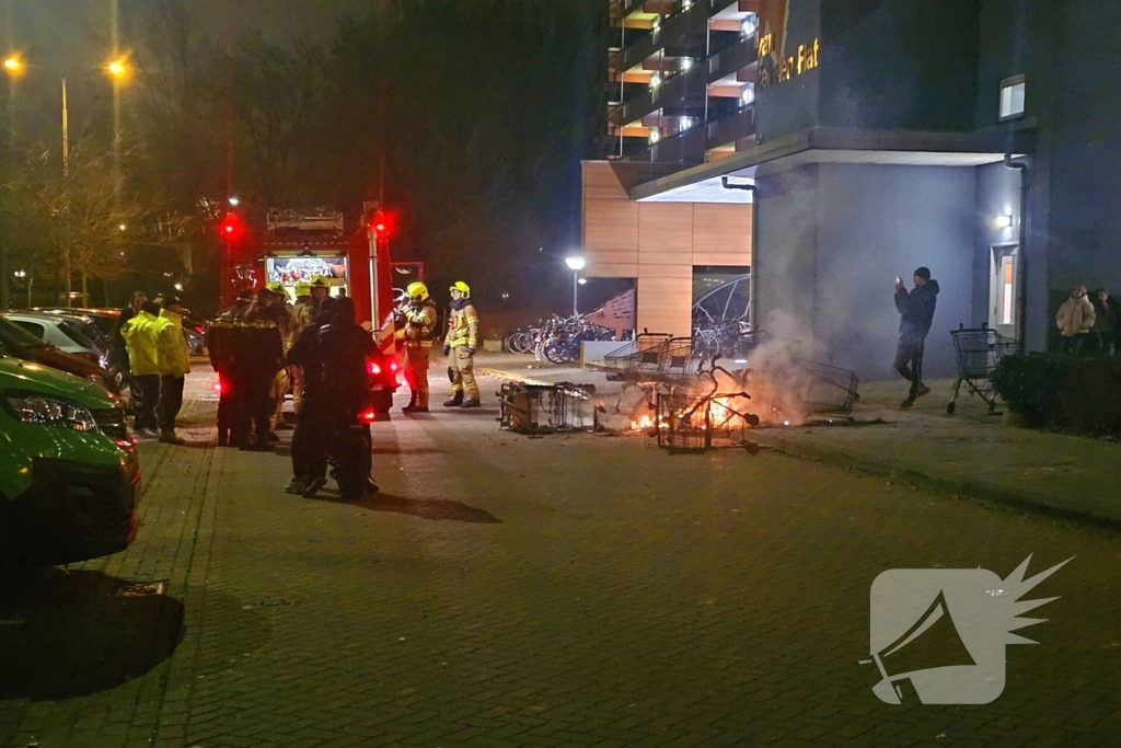 Meerdere winkelwagens in brand gestoken