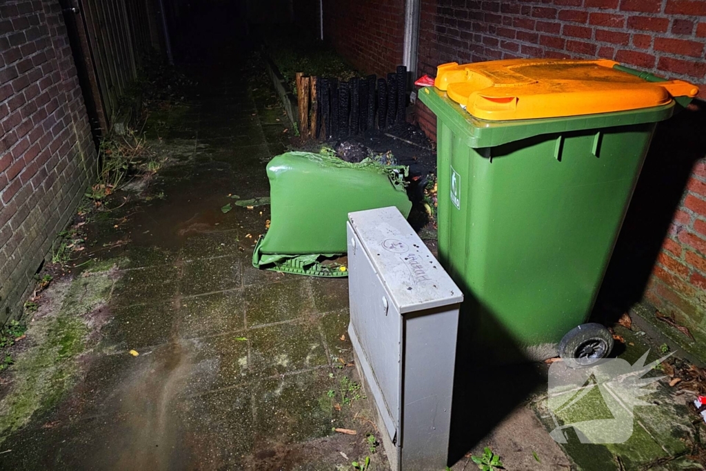 Kliko met olie in brand tegen woning