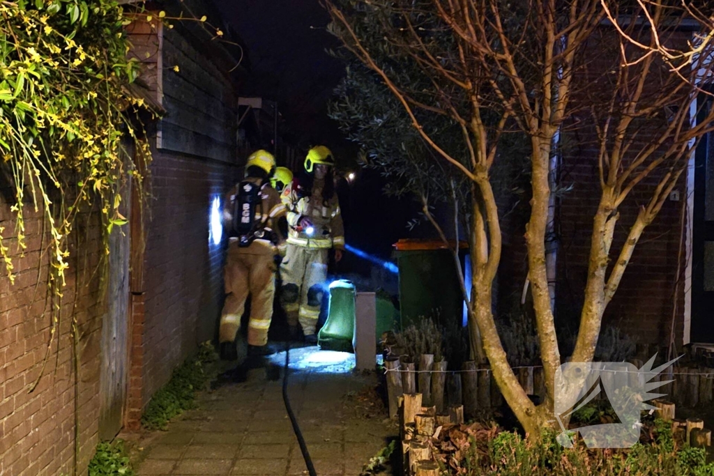 Kliko met olie in brand tegen woning