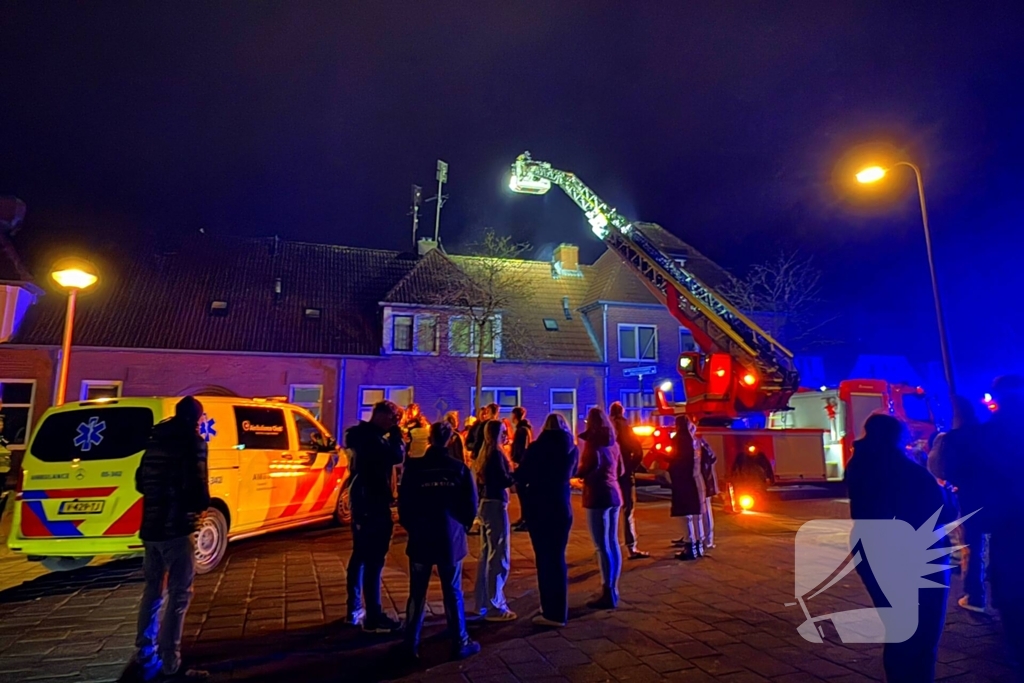 Brandweer blust brand in woning