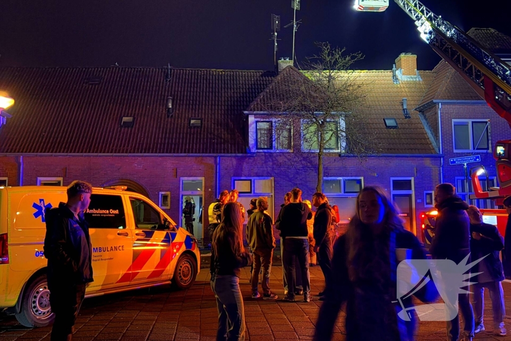 Brandweer blust brand in woning