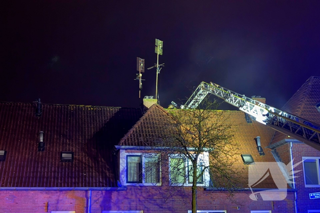 Brandweer blust brand in woning