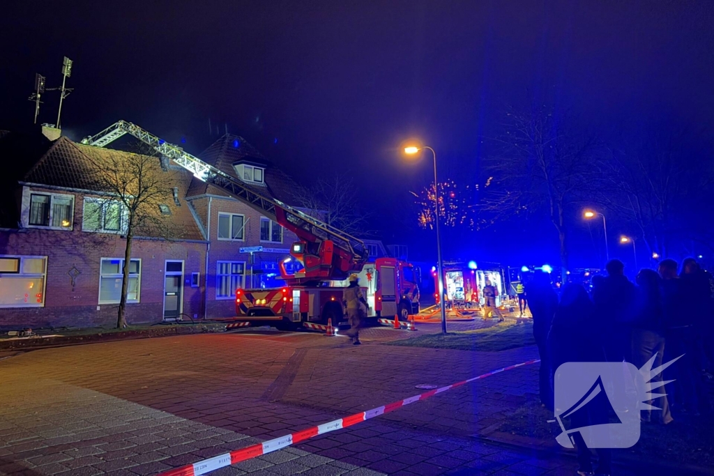 Brandweer blust brand in woning