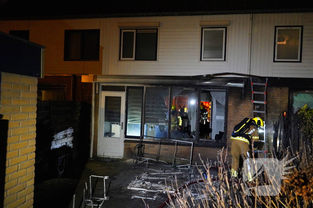 Woningen beschadigd door brand in bijgebouw