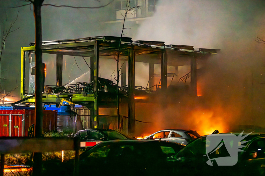 Flatbewoners geëvacueerd wegens grote brand in bouwketens