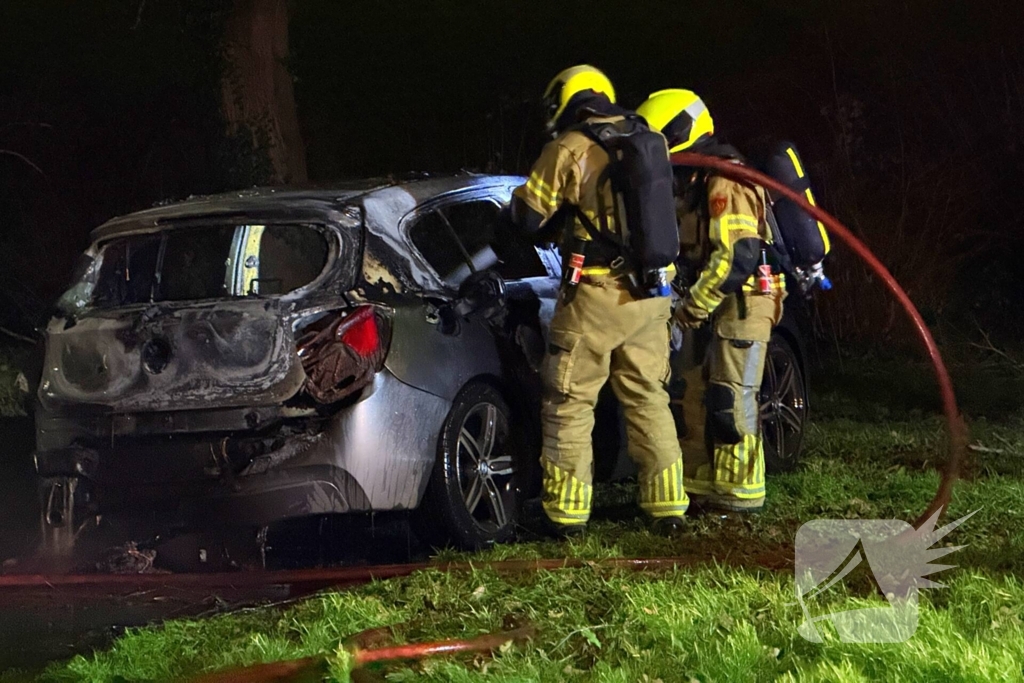 Auto volledig uitgebrand, politie onderzoekt oorzaak