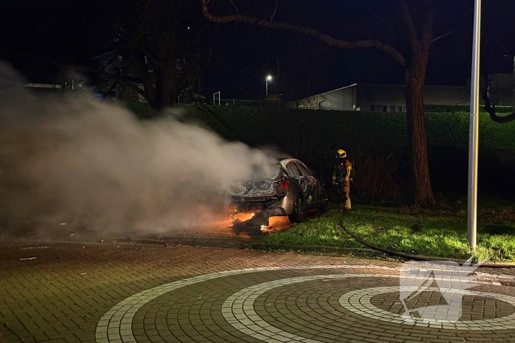 Auto volledig uitgebrand, politie onderzoekt oorzaak