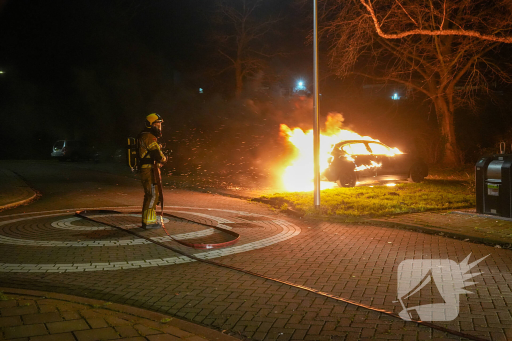 Auto volledig uitgebrand, politie onderzoekt oorzaak