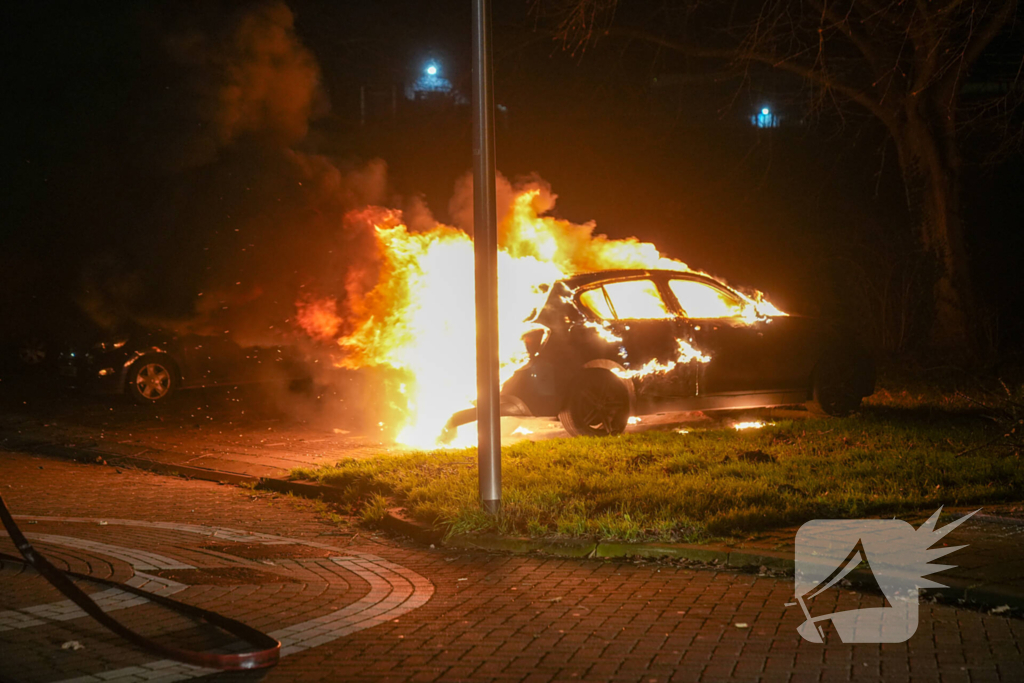 Auto volledig uitgebrand, politie onderzoekt oorzaak