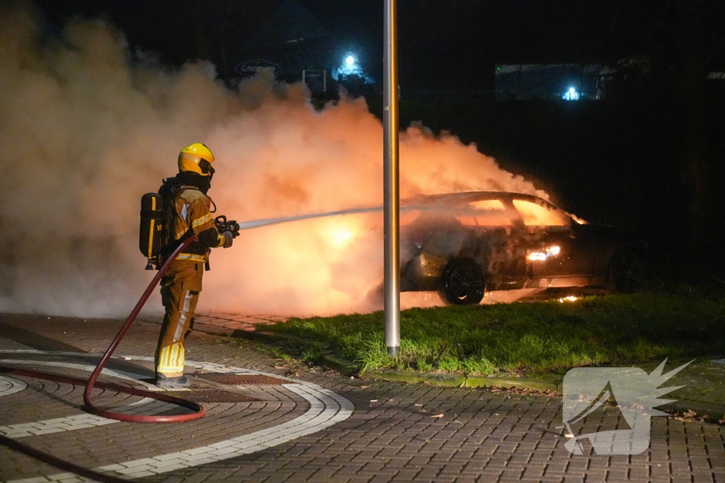 Auto volledig uitgebrand, politie onderzoekt oorzaak