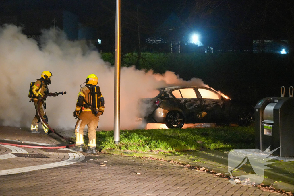 Auto volledig uitgebrand, politie onderzoekt oorzaak