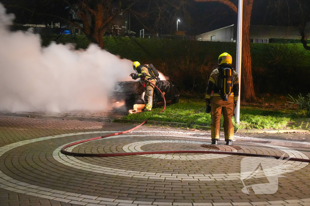 Auto volledig uitgebrand, politie onderzoekt oorzaak