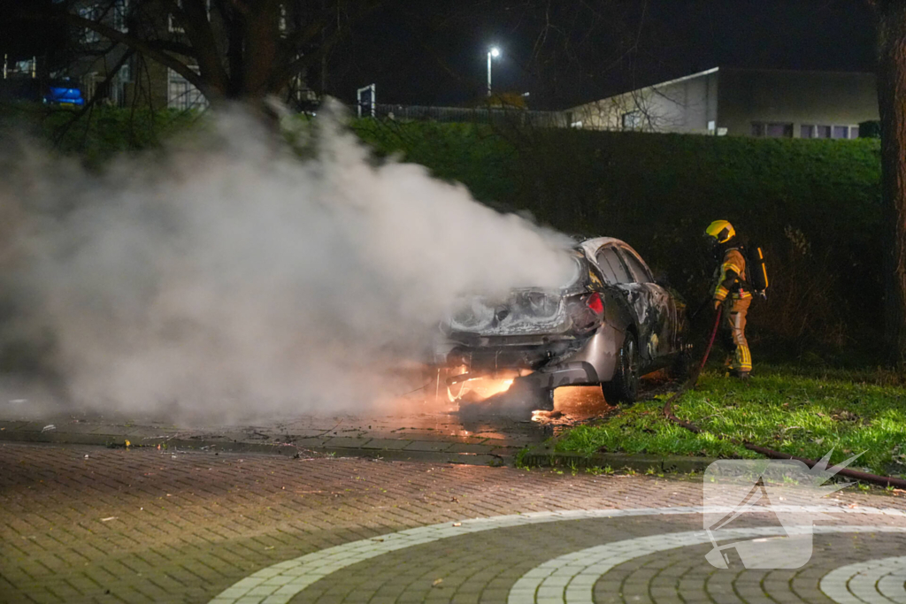 Auto volledig uitgebrand, politie onderzoekt oorzaak