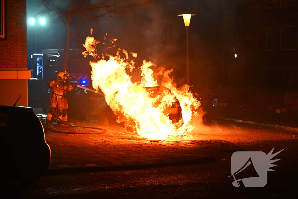 Geparkeerde auto verwoest door brand