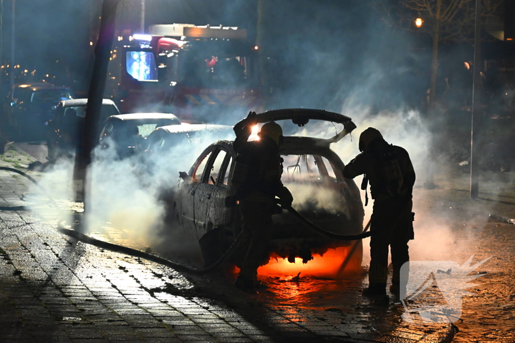 Geparkeerde auto verwoest door brand