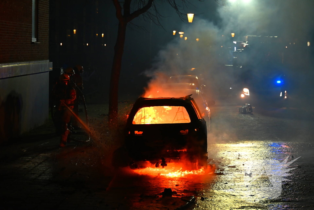 Geparkeerde auto verwoest door brand