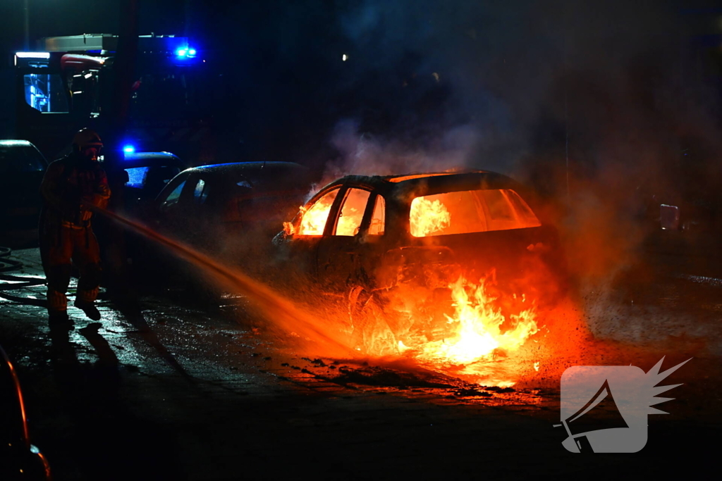 Geparkeerde auto verwoest door brand