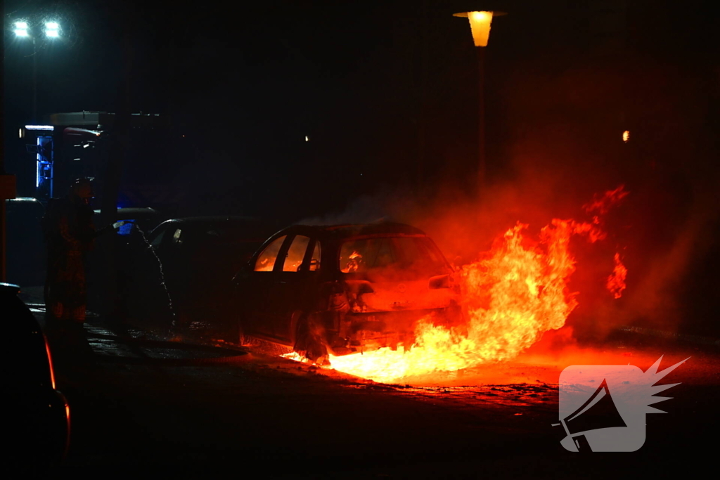 Geparkeerde auto verwoest door brand