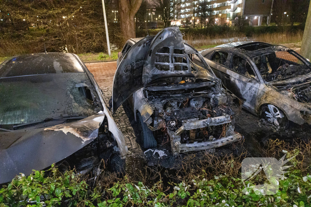 Drie geparkeerde auto's uitgebrand