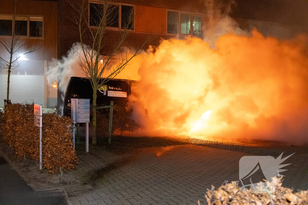 Bestelbus van hoveniersbedrijf door brand verwoest