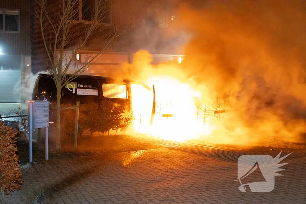 Bestelbus van hoveniersbedrijf door brand verwoest